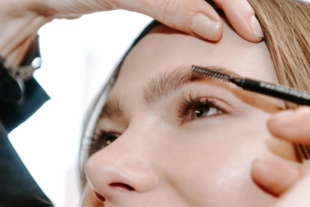 elke PRECISION RETRACTABLE BROW PENCIL (Medium Blonde) Waterproof Vegan Cruelty Free 10  Hour wear Smudge-proof